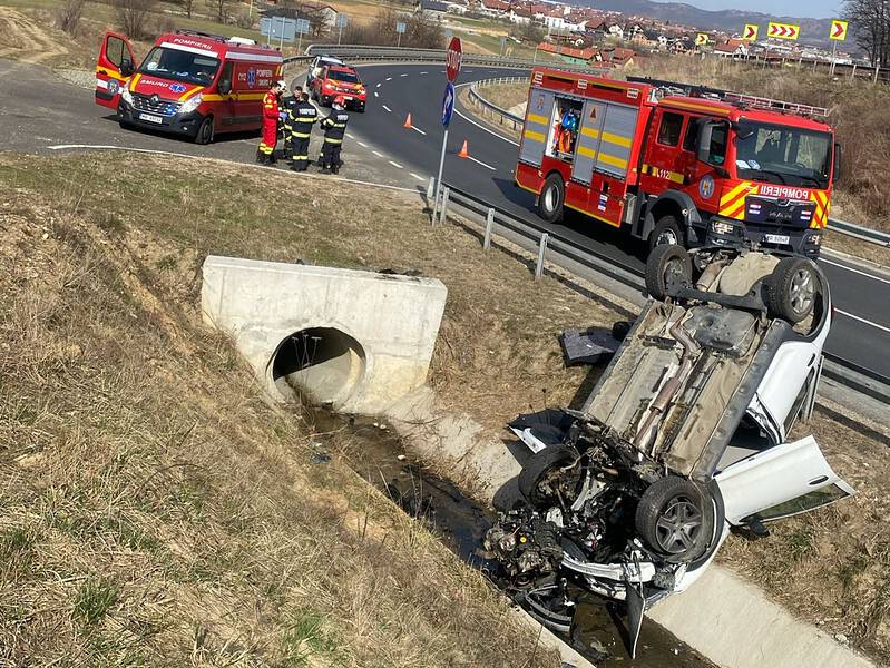 accident pe dn7 între tălmaciu și boița. șoferiță încarcerată după ce s-a răsturnat cu mașina (foto)