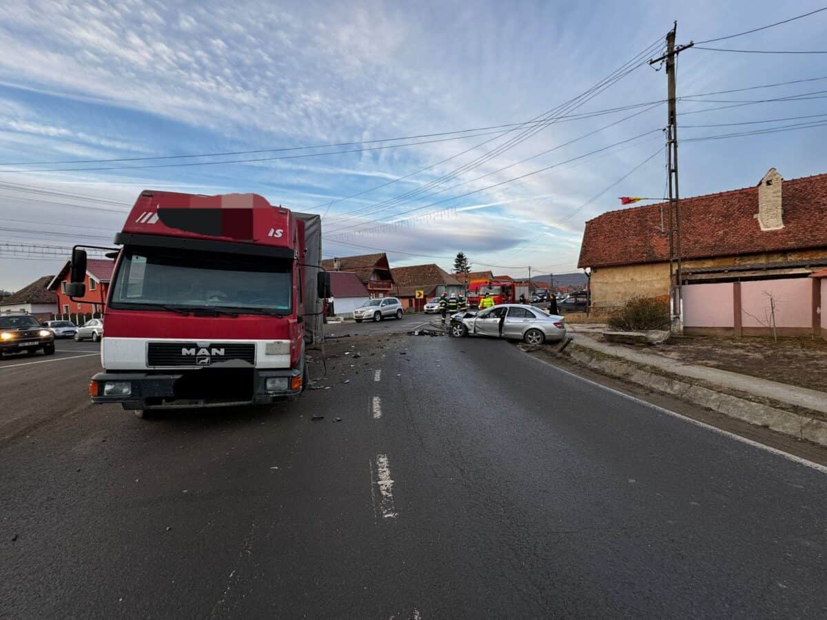 Accident pe DN14 la Brateiu. Un șofer s-a izbit cu mașina de un camion