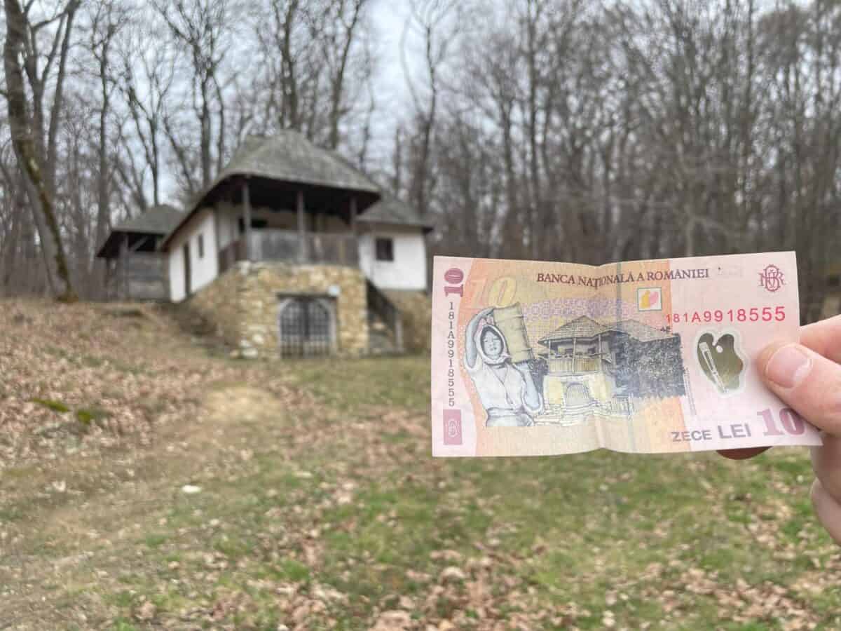 Istoria casei de pe bancnota de 10 lei, de la Muzeul Astra. Zeci de mii de vizitatori vin să o vadă (foto)