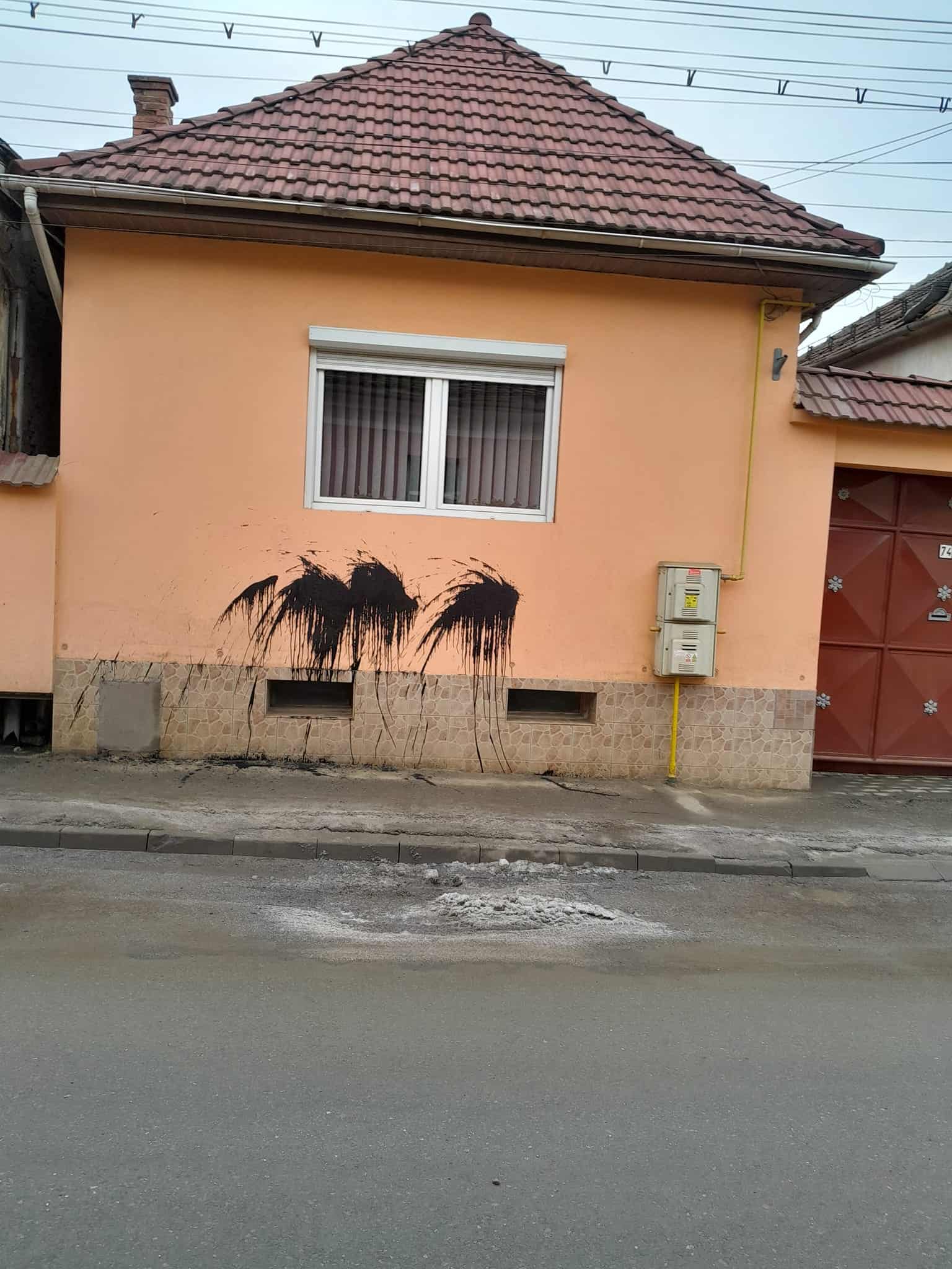 Casa unui consilier local din Cisnădie, vandalizată de persoane necunoscute. Cornel Vintilă: „Posibil la comanda unora din conducerea primăriei” (foto)