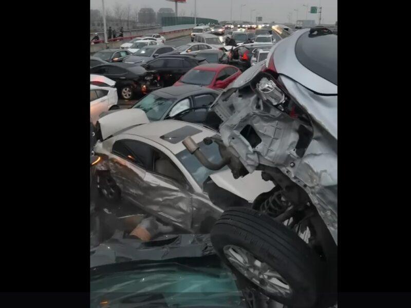 carambol pe o autostradă din china. peste o sută de mașini s-au tamponat din cauza gheții (video)