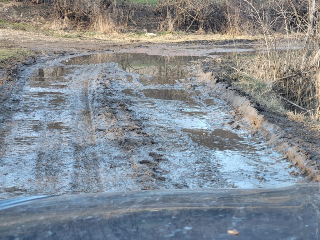 Jale la Topârcea. Străzile arată ca după bombardamente. Localnic: „Trebuie să îți cumperi cizme de cauciuc ca să poți merge pe ele” (foto)