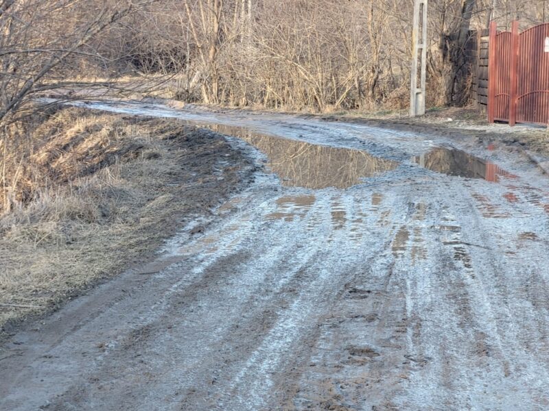 jale la topârcea. străzile arată ca după bombardamente. localnic: „trebuie să îți cumperi cizme de cauciuc ca să poți merge pe ele” (foto)