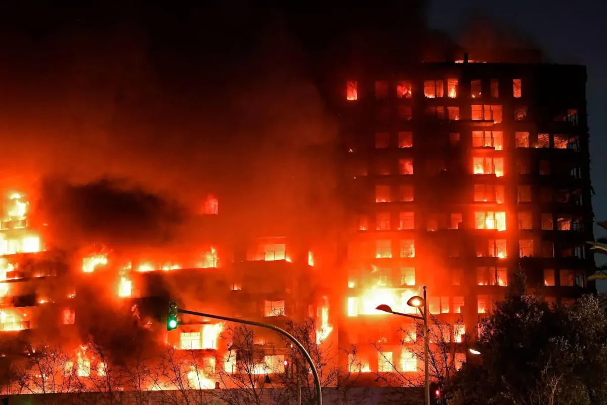 Incendiu devastator la un complex rezidențial de 14 etaje în Valencia