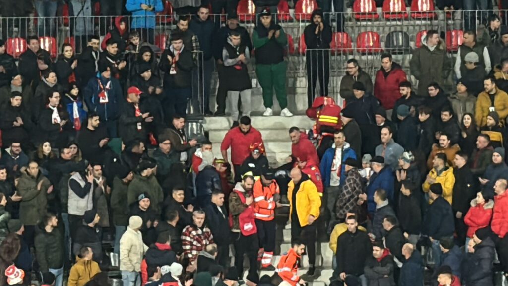 Incident la meciul de duminică dintre FC Hermannstadt - Petrolul. Un spectator a suferit o criză epileptică (video foto)