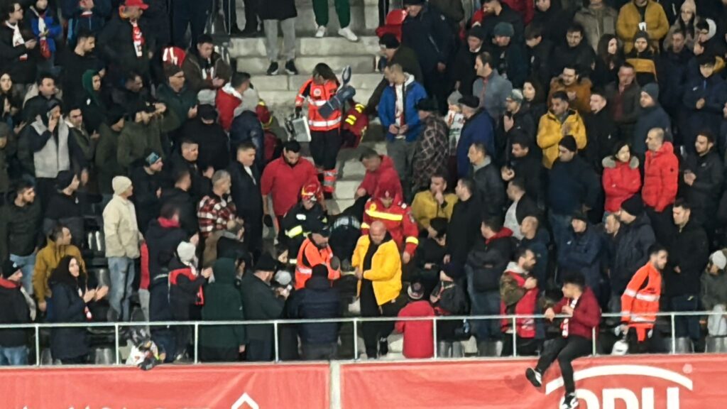 Incident la meciul de duminică dintre FC Hermannstadt - Petrolul. Un spectator a suferit o criză epileptică (video foto)