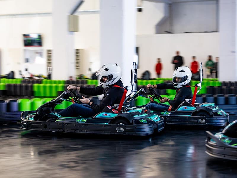 s-a deschis primul circuit de karting indoor în sibiu. totul este nou nouț, iar karturile sunt electrice (foto, video)