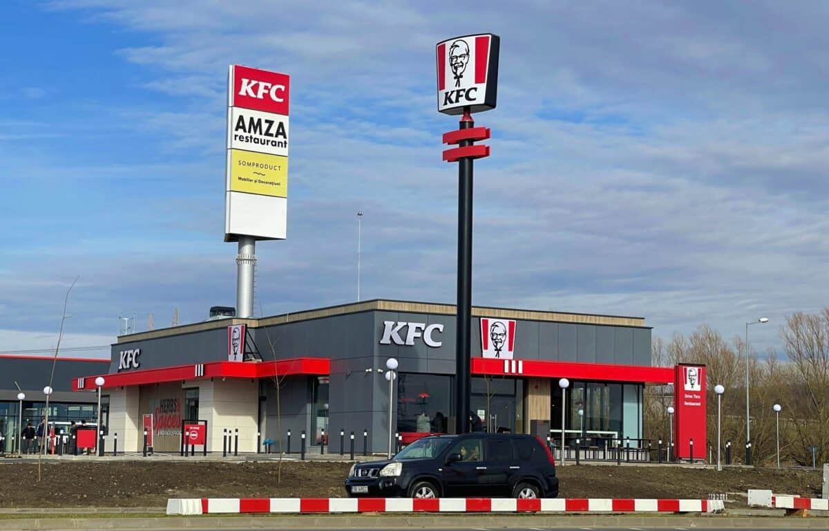 S-a deschis al patrulea restaurant KFC din Sibiu. Este al doilea de tip drive-thru (foto)