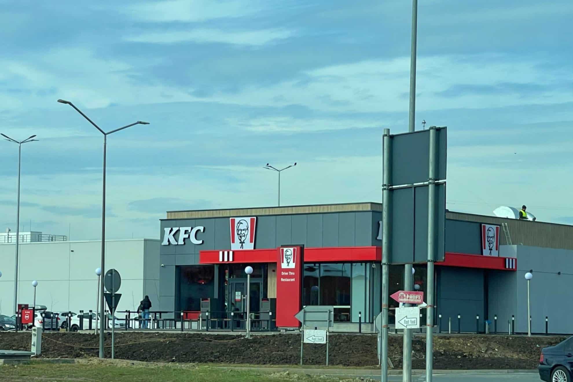 S-a deschis al patrulea restaurant KFC din Sibiu. Este al doilea de tip drive-thru (foto)