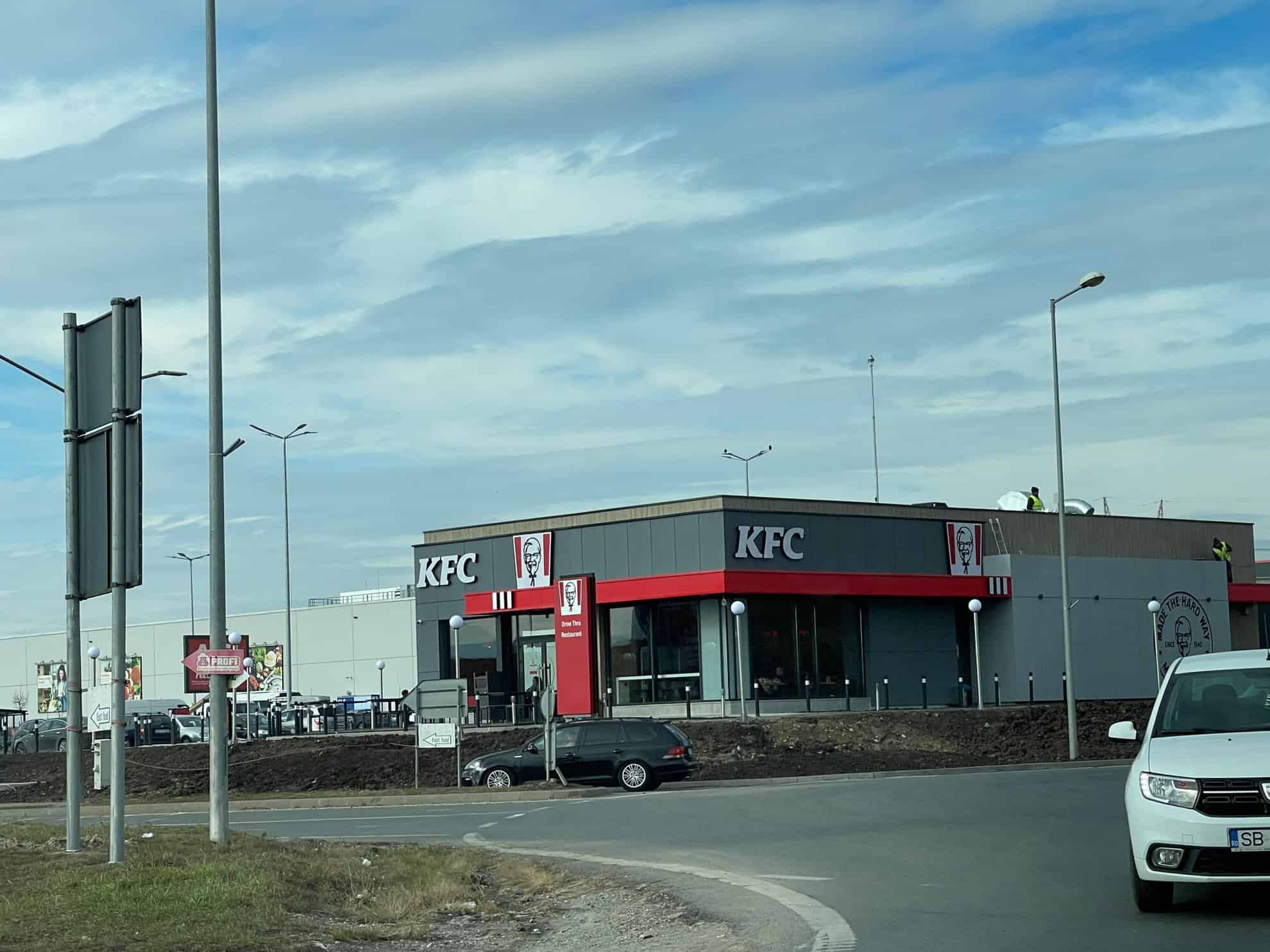 S-a deschis al patrulea restaurant KFC din Sibiu. Este al doilea de tip drive-thru (foto)