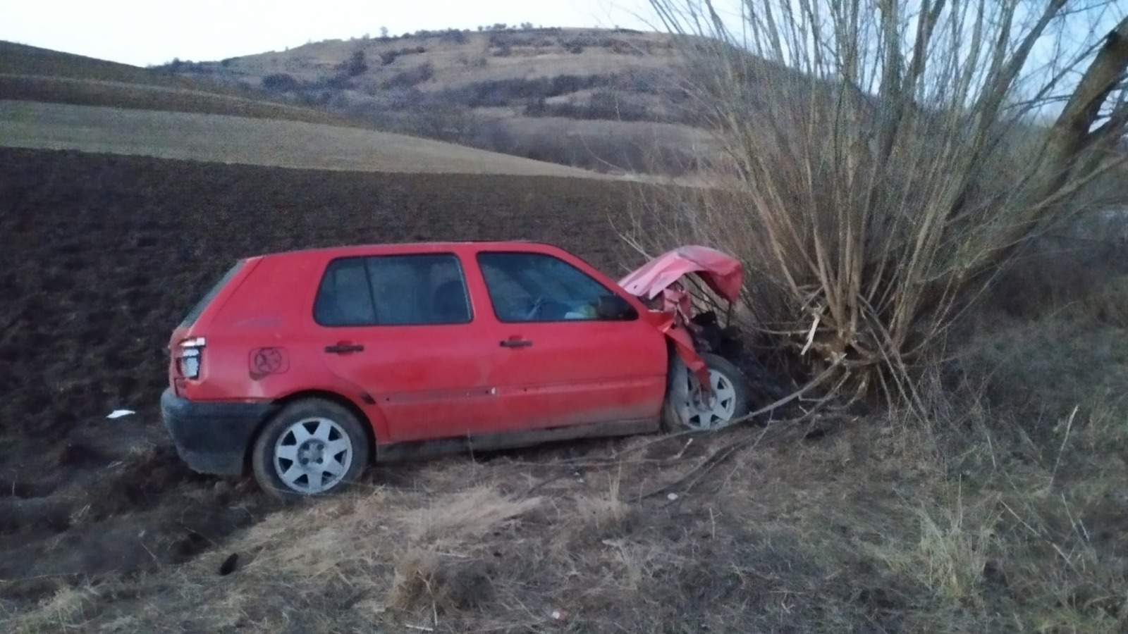 Mașină făcută zob de un copac în Gușterița. Șoferul a abandonat-o cu doi oameni răniți grav în ea (update)