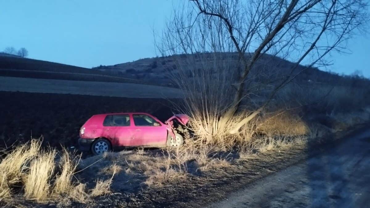 Mașină făcută zob de un copac în Gușterița. Șoferul a abandonat-o cu doi oameni răniți grav în ea (update)