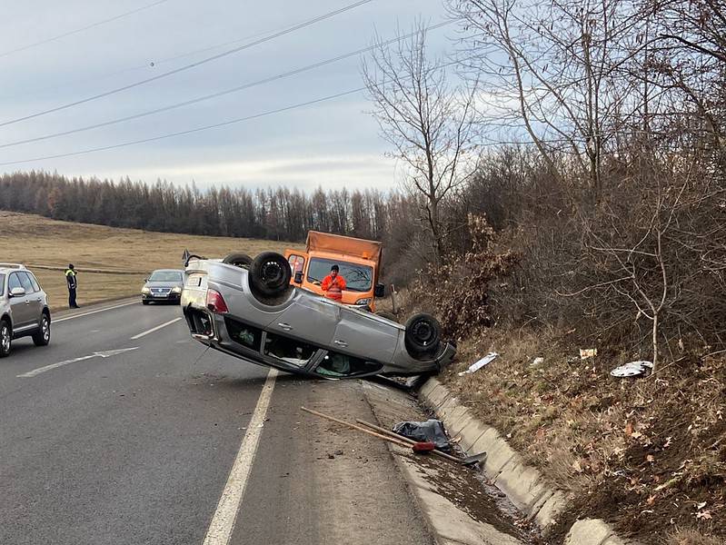 mașină răsturnată pe dn14 la ieșire din șura mare spre slimnic