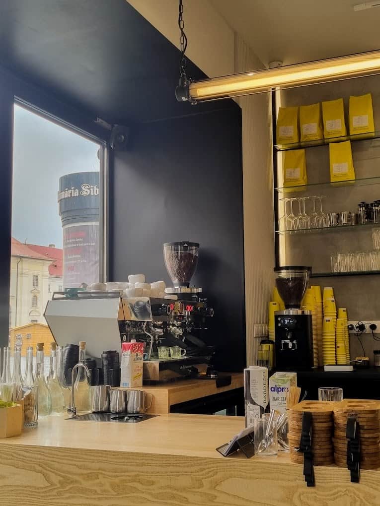 Cât mai costă să bei o cafea în centrul Sibiului. La noi e mai scump decât în Barcelona