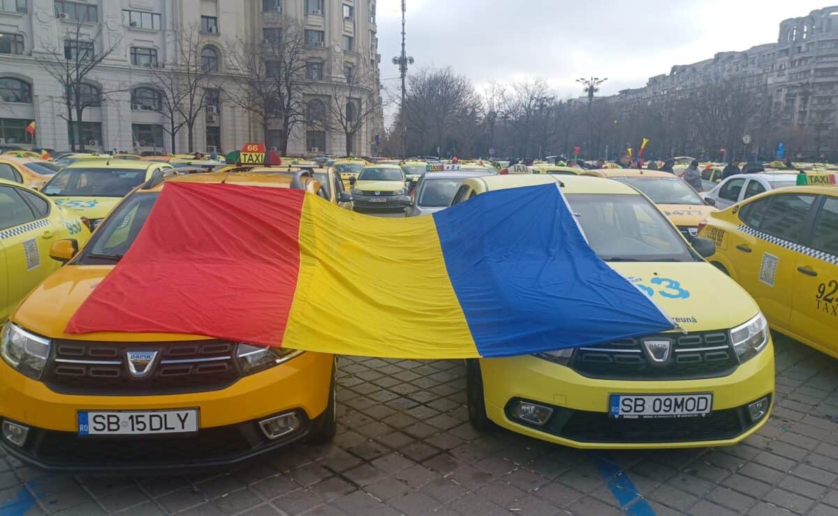 Taximetriștii au protestat pentru a treia zi consecutiv la București. Șofer: „Ne gândim să organizăm un protest și la Sibiu” (foto)