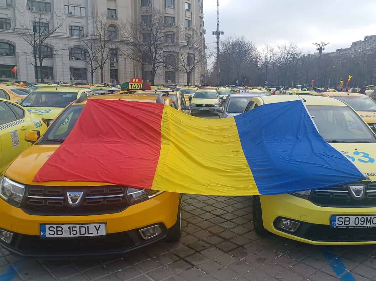 Taximetriștii au protestat pentru a treia zi consecutiv la București. Șofer: „Ne gândim să organizăm un protest și la Sibiu” (foto)