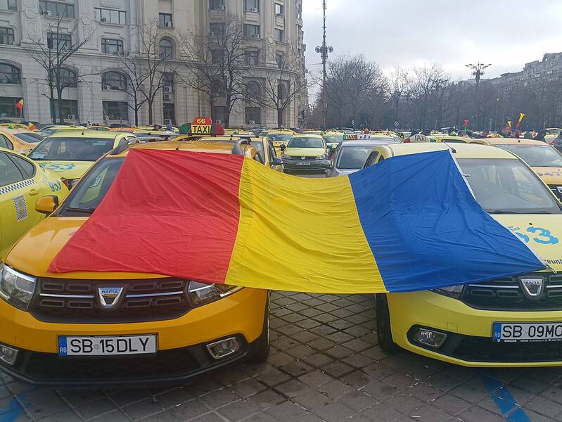 taximetriștii au protestat pentru a treia zi consecutiv la bucurești. șofer: „ne gândim să organizăm un protest și la sibiu” (foto)