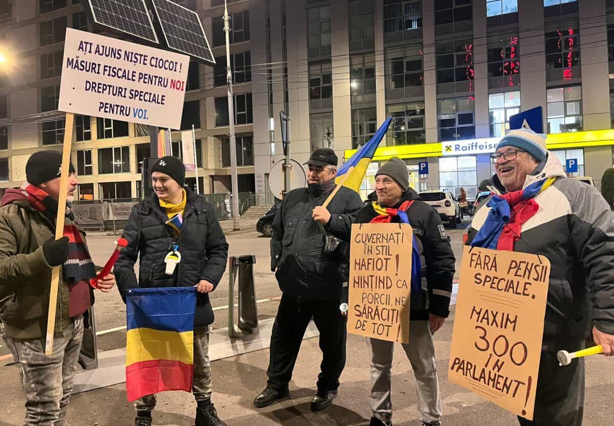 Protestul împotriva măsurilor fiscale nu a avut succes la Sibiu. Aproximativ 20 oameni au ieșit în stradă, vineri seară (foto)