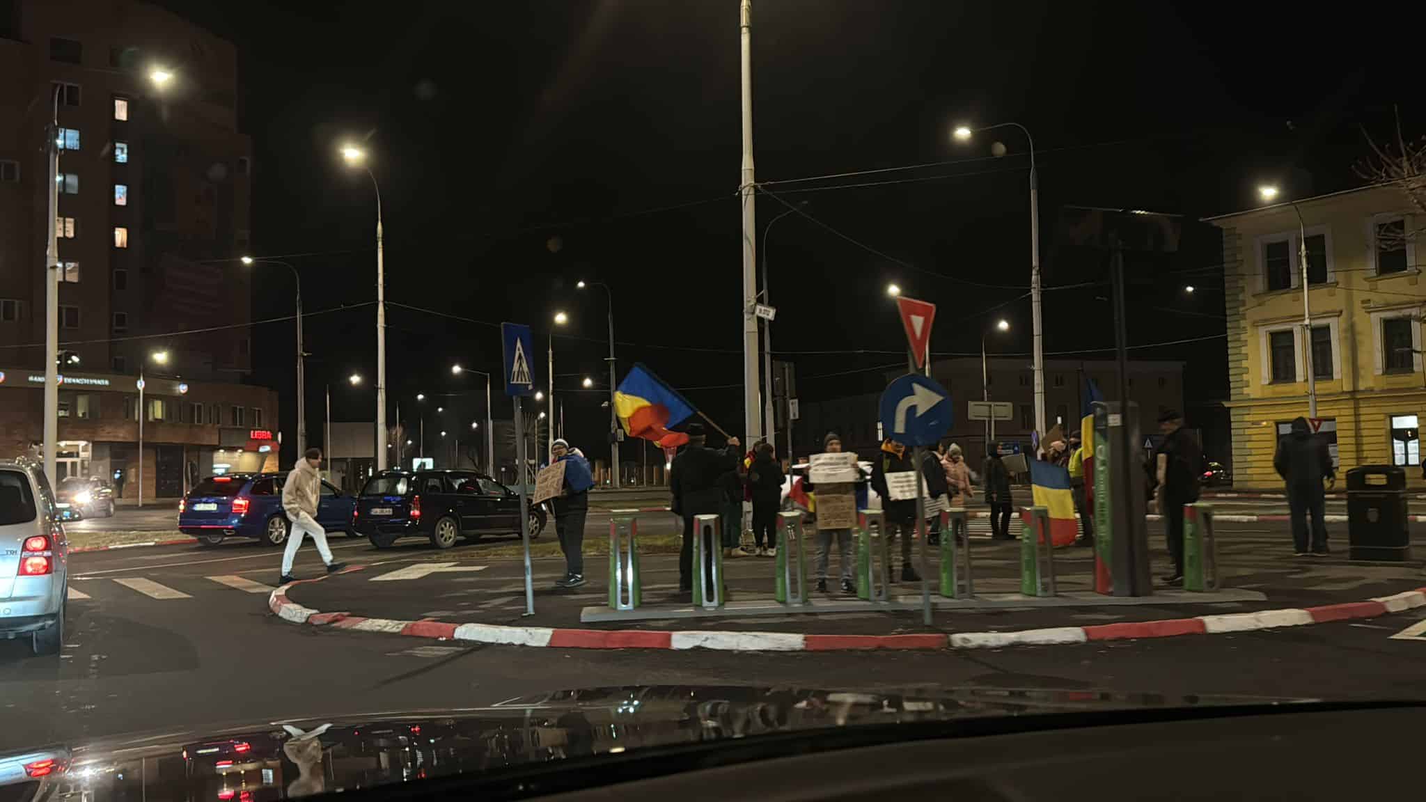 Protestul împotriva măsurilor fiscale nu a avut succes la Sibiu. Aproximativ 20 oameni au ieșit în stradă, vineri seară (foto)