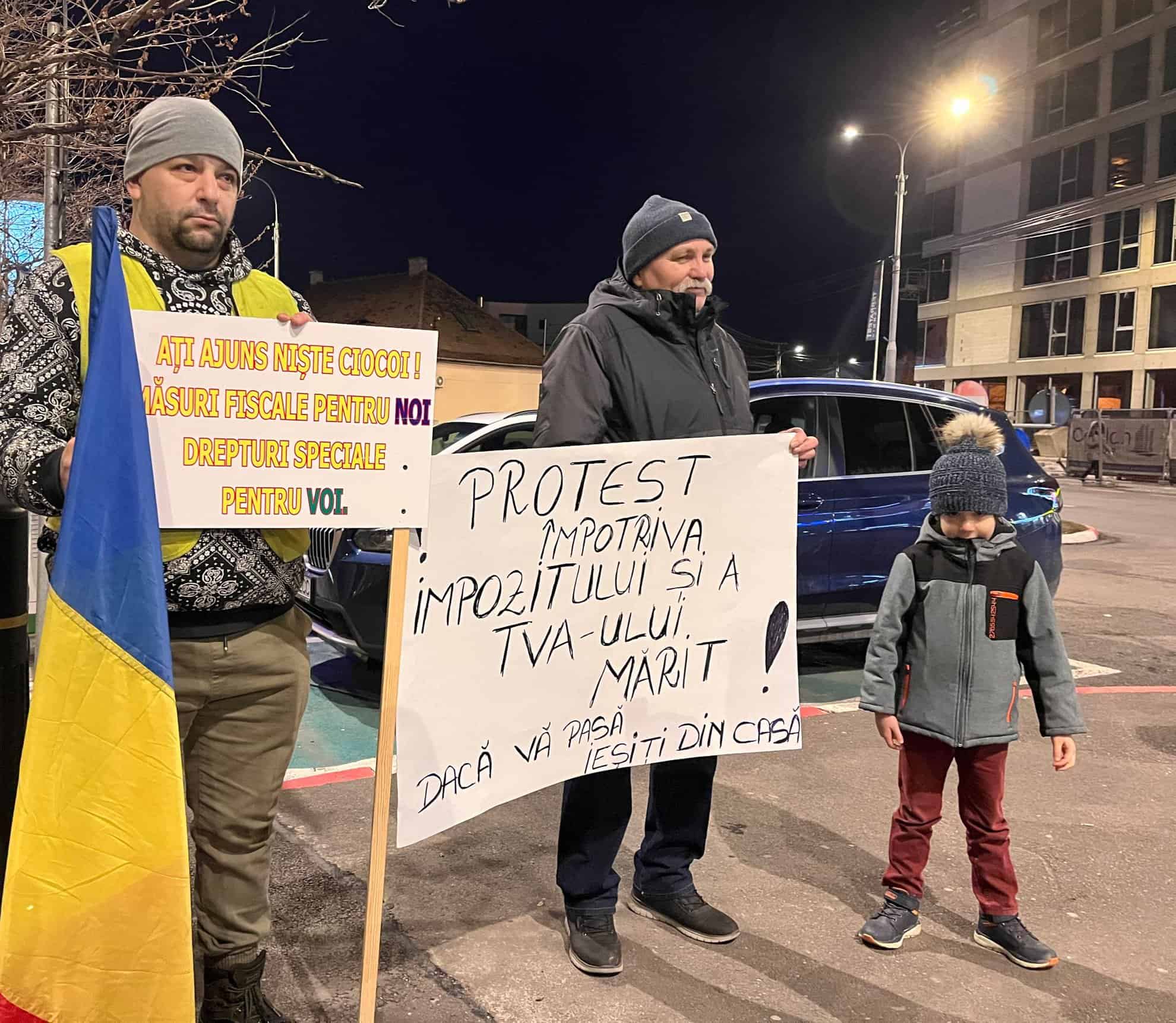 Protestul împotriva măsurilor fiscale nu a avut succes la Sibiu. Aproximativ 20 oameni au ieșit în stradă, vineri seară (foto)