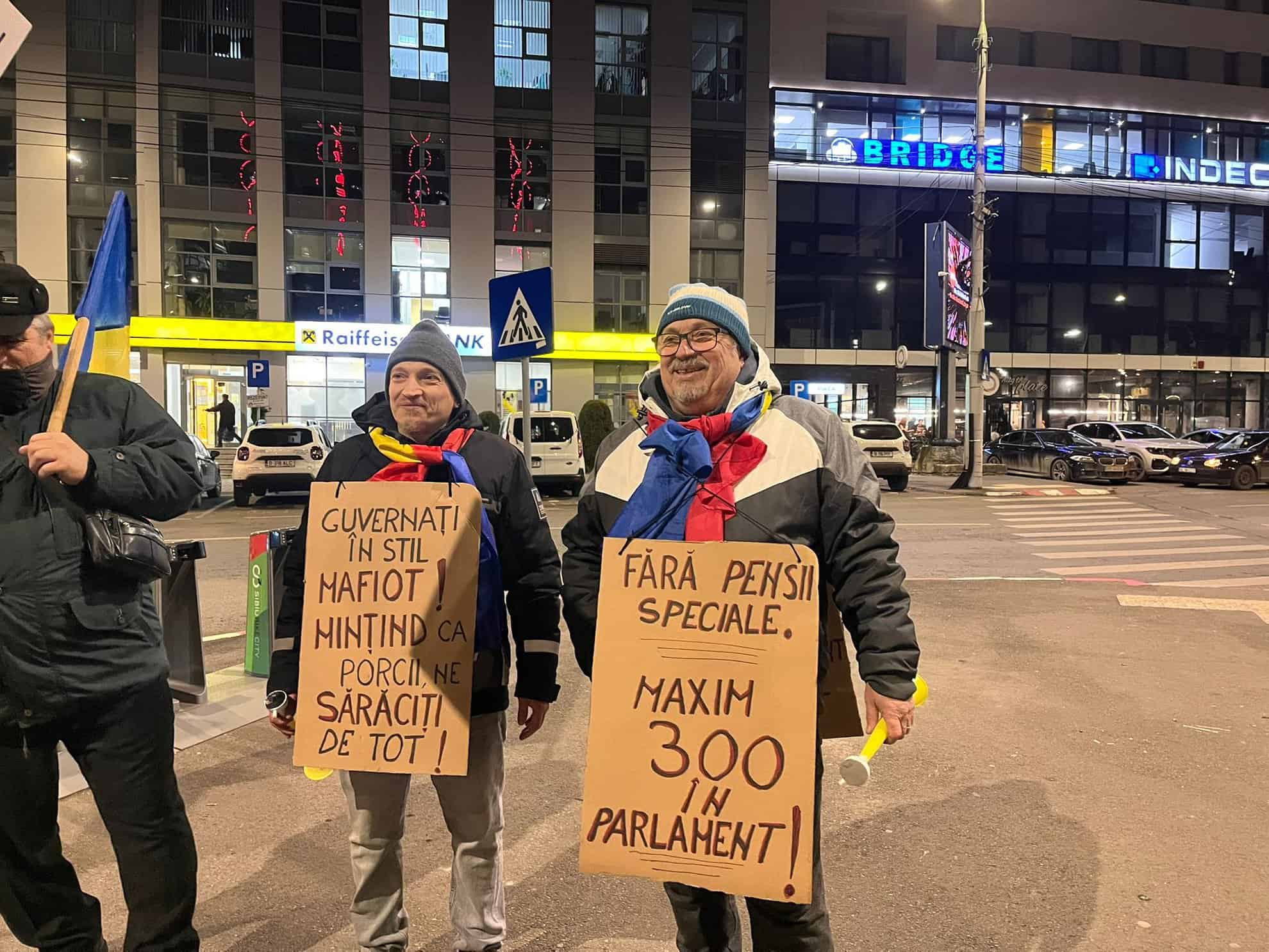 Protestul împotriva măsurilor fiscale nu a avut succes la Sibiu. Aproximativ 20 oameni au ieșit în stradă, vineri seară (foto)