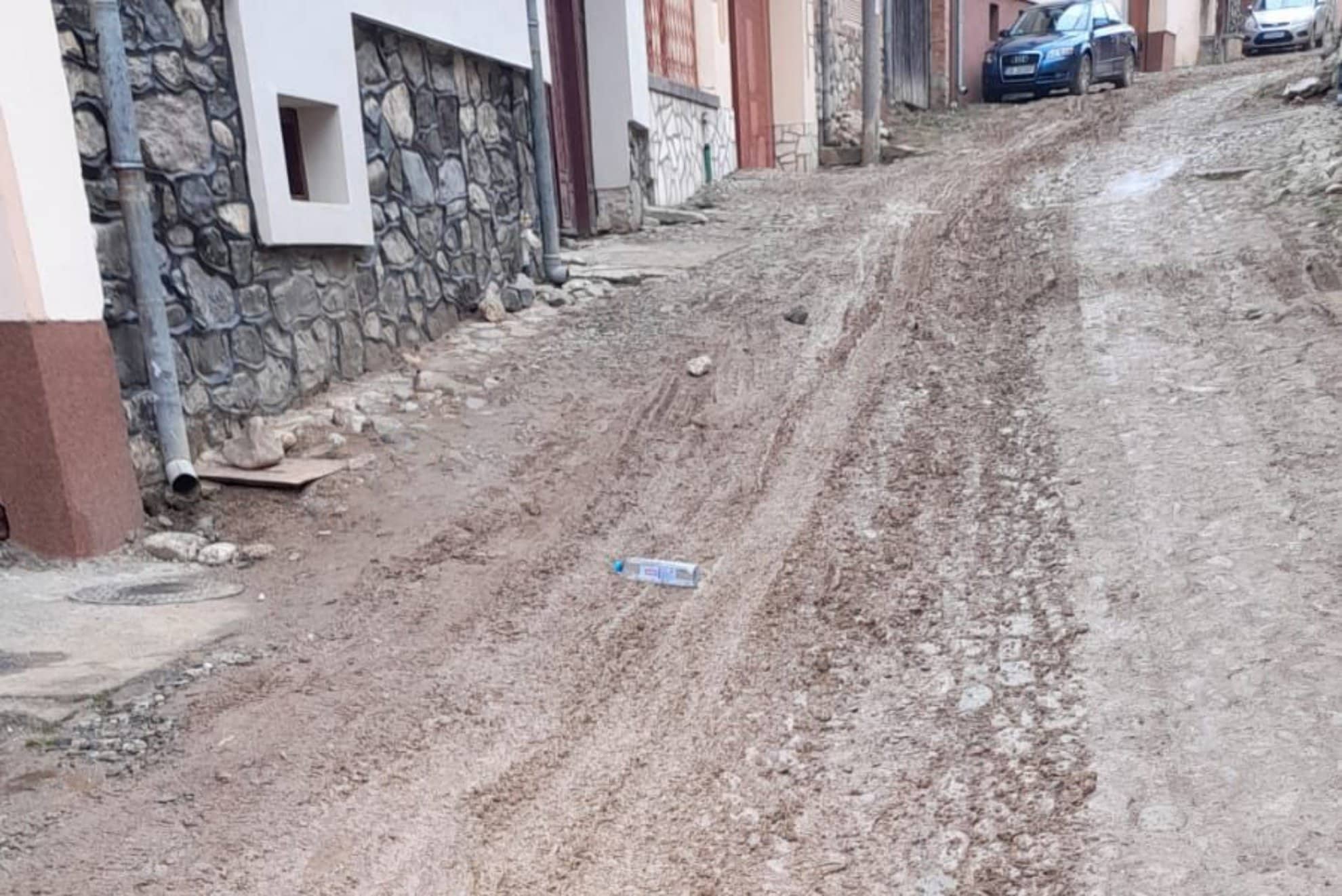 Rășinărenii, revoltați de felul în care arată strada Eugen Brote. „Este inadmisibil, la 200 de metri de primărie” (foto)