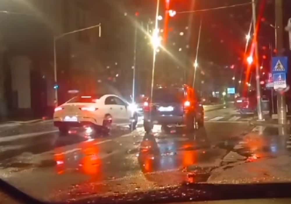 Semafoare blocate 3 ore ”pe roșu” în două intersecții din Sibiu. Primăria dă vina pe ”un defect pe rețeaua de electricitate” (video)