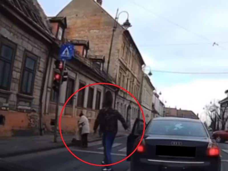 Gest de neprețuit al unui șofer la Sibiu. A coborât de la volan și a ajutat doi vârstnici să traverseze strada (video)