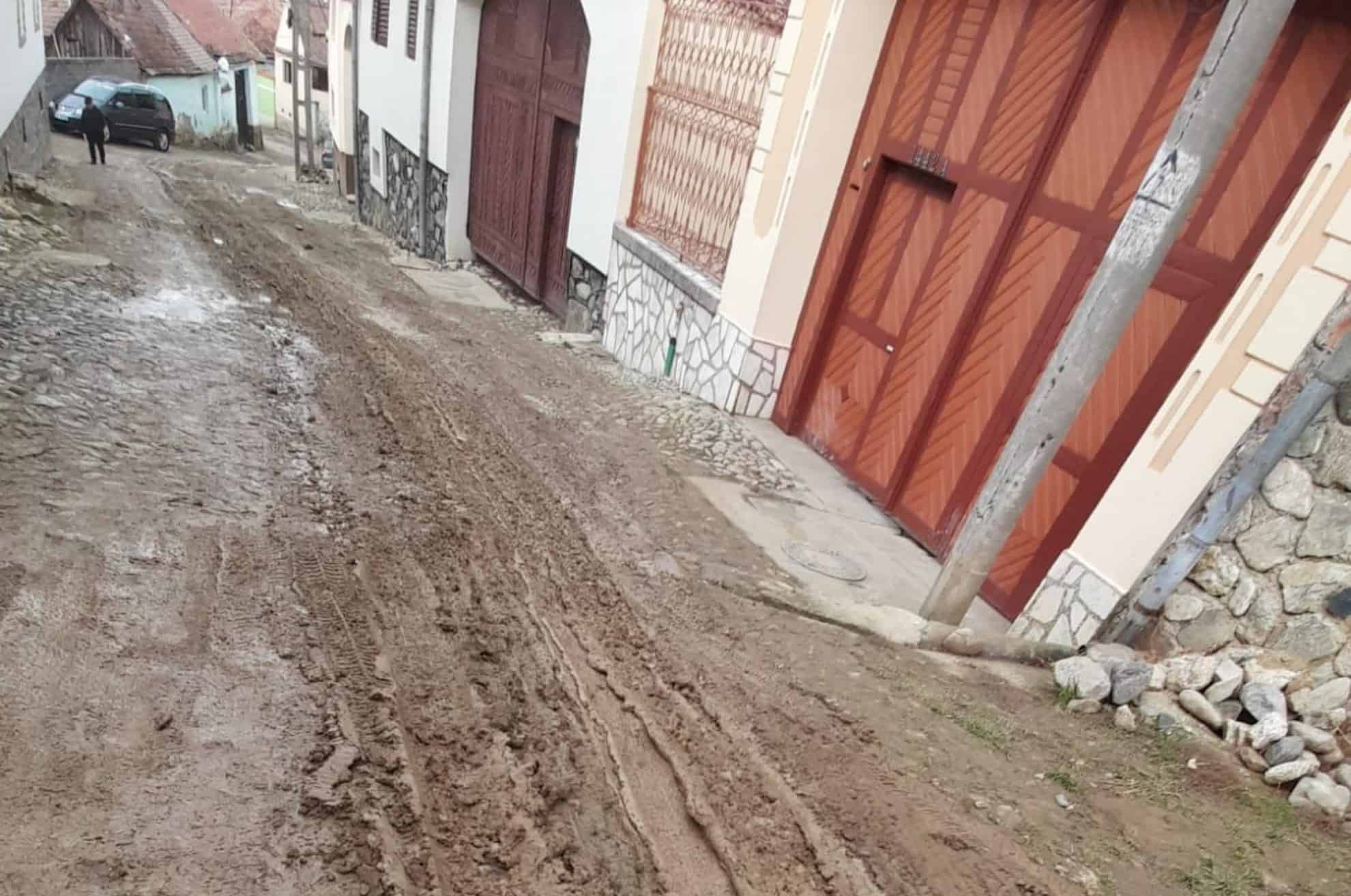 Rășinărenii, revoltați de felul în care arată strada Eugen Brote. „Este inadmisibil, la 200 de metri de primărie” (foto)