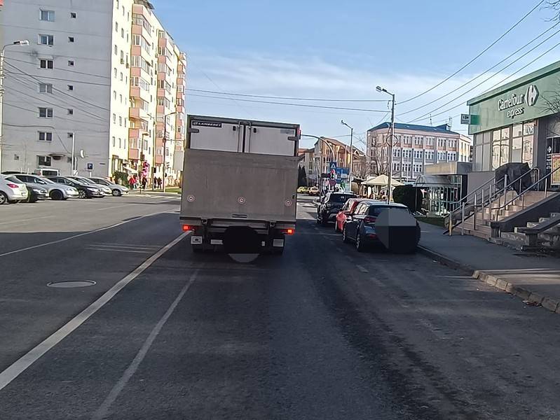 atenție, șoferi! oprirea a devenit interzisă pe strada rahovei