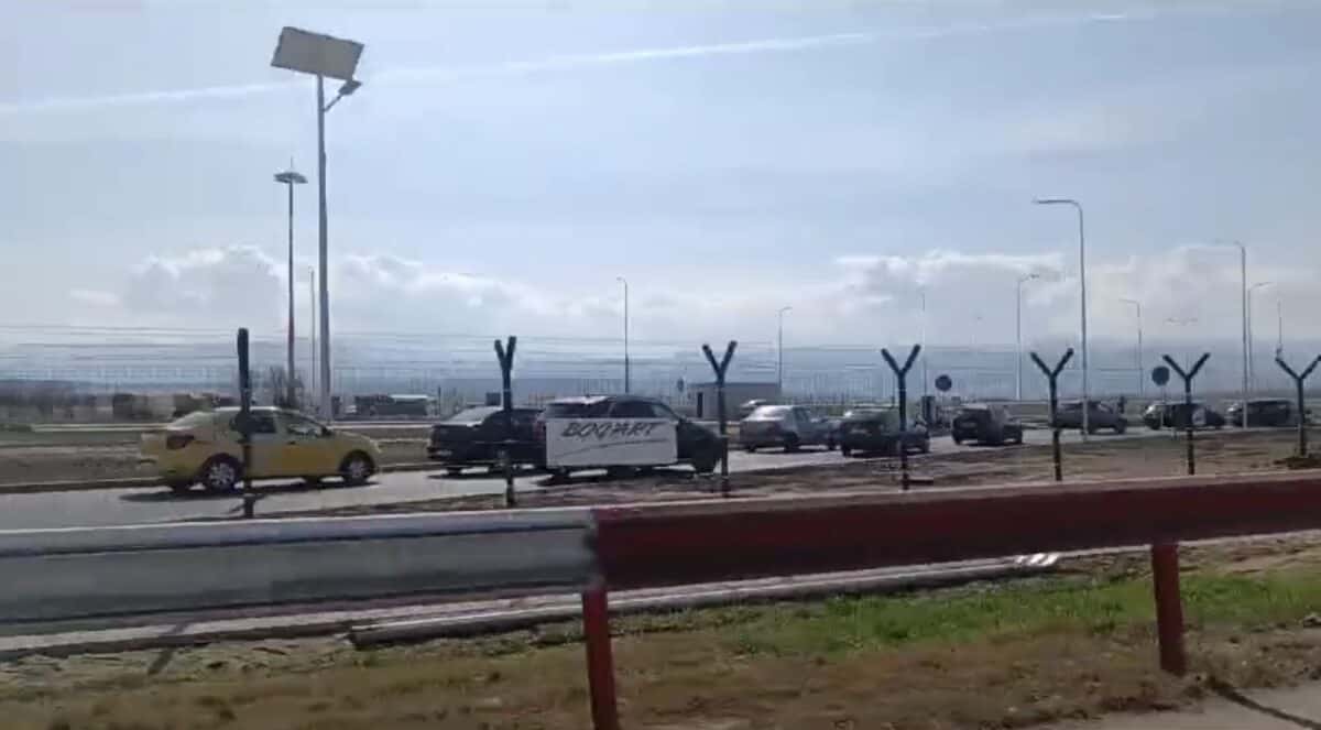 Coadă de 200 de metri la iesirea din Parcarea aeroportului Sibiu, din cauza blocării barierelor. Director: "E prima dată când constatăm o astfel de problemă" (video)