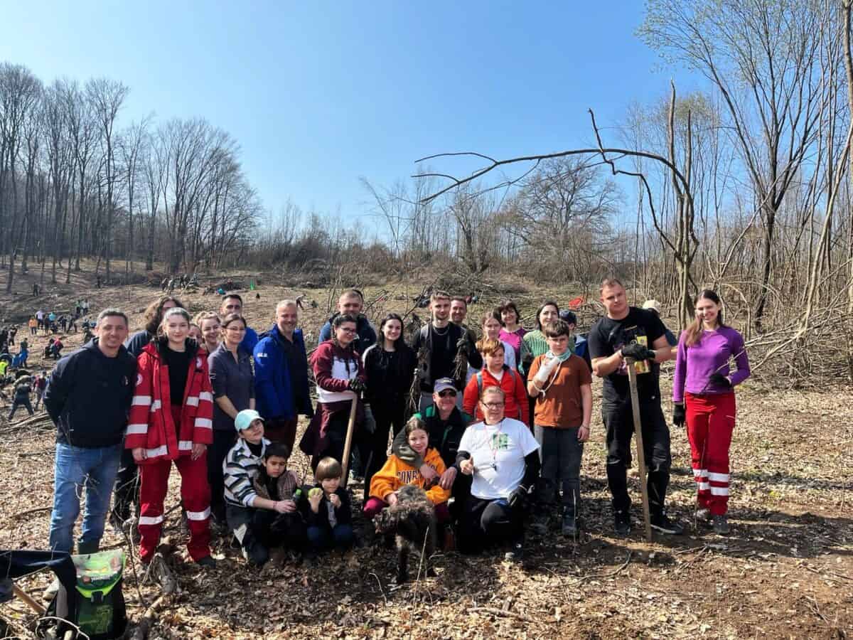 Voluntarii Crucii Roșii Sibiu s-au alăturat campaniei de plantare de primăvară la Hosman (foto)