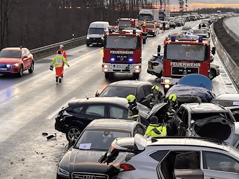 carambol cu 40 de mașini pe o autostradă din germania. zeci de oameni răniți, dintre care doi au murit (video, foto)