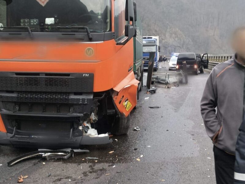 accident pe valea oltului. o mașina și un tir s-au ciocnit