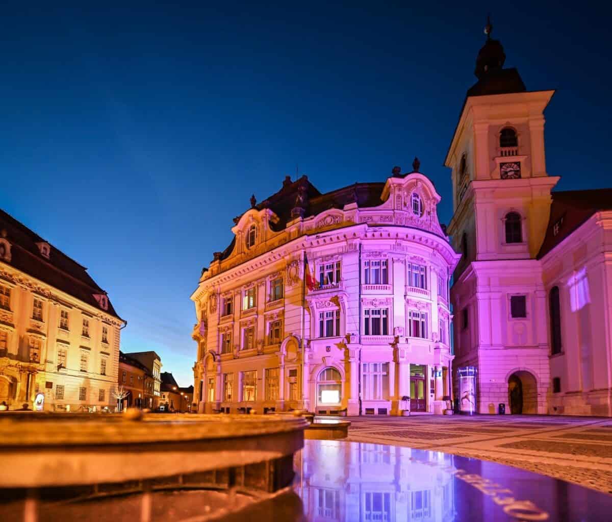 Primăria Sibiu se alătură campaniei "Purple Day". Clădirea din Piața Mare, luminată în mov marți seară