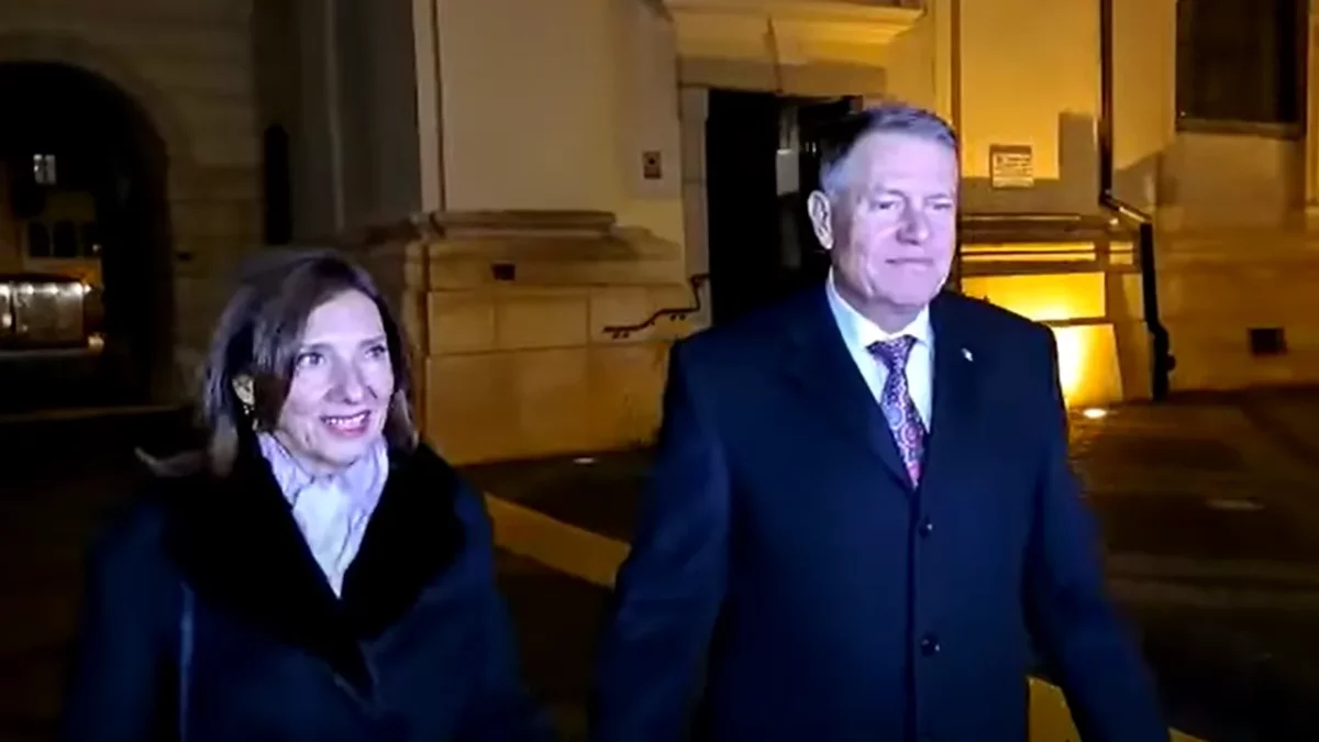 președintele klaus iohannis alături de prima doamnă la slujba de înviere de la biserica romano-catolică din piața mare de la sibiu