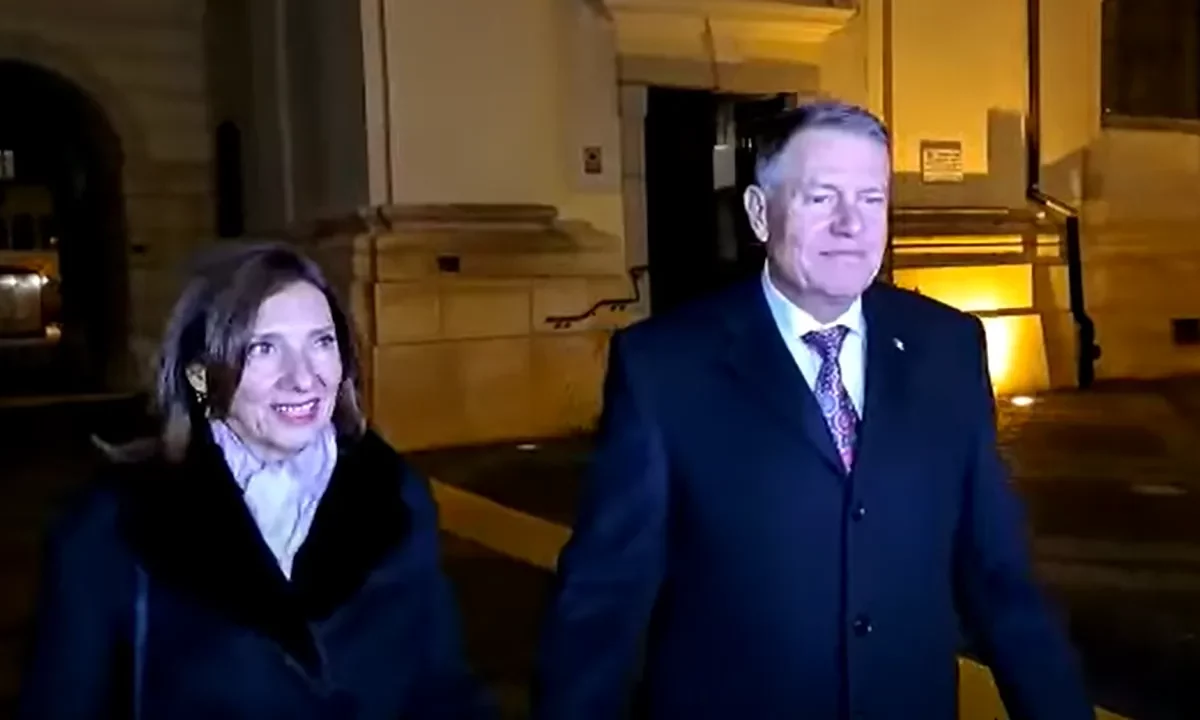 președintele klaus iohannis alături de prima doamnă la slujba de înviere de la biserica romano-catolică din piața mare de la sibiu