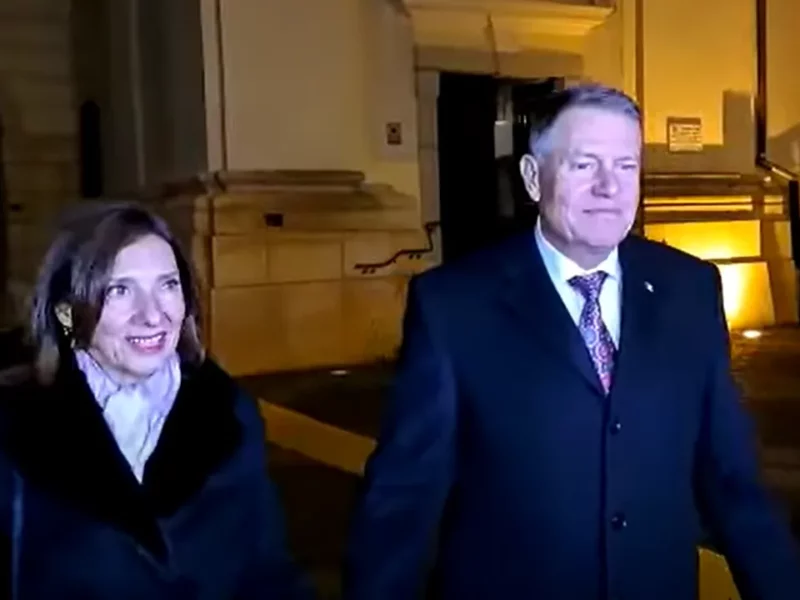 președintele klaus iohannis alături de prima doamnă la slujba de înviere de la biserica romano-catolică din piața mare de la sibiu