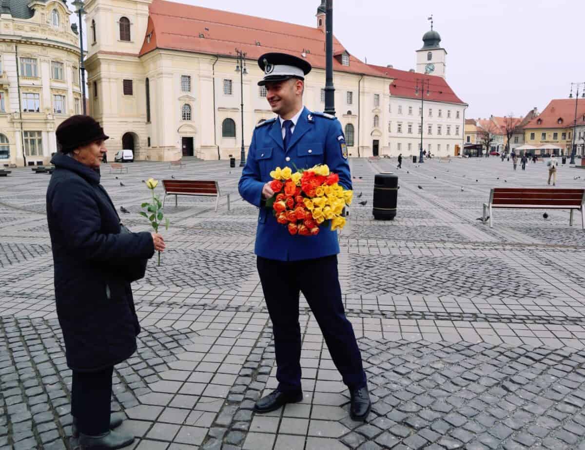 Flori de la jandarmi pentru doamnele și domnișoarele care au avut drum prin centrul Sibiului. Am arătat respectul față de femei ” (foto)