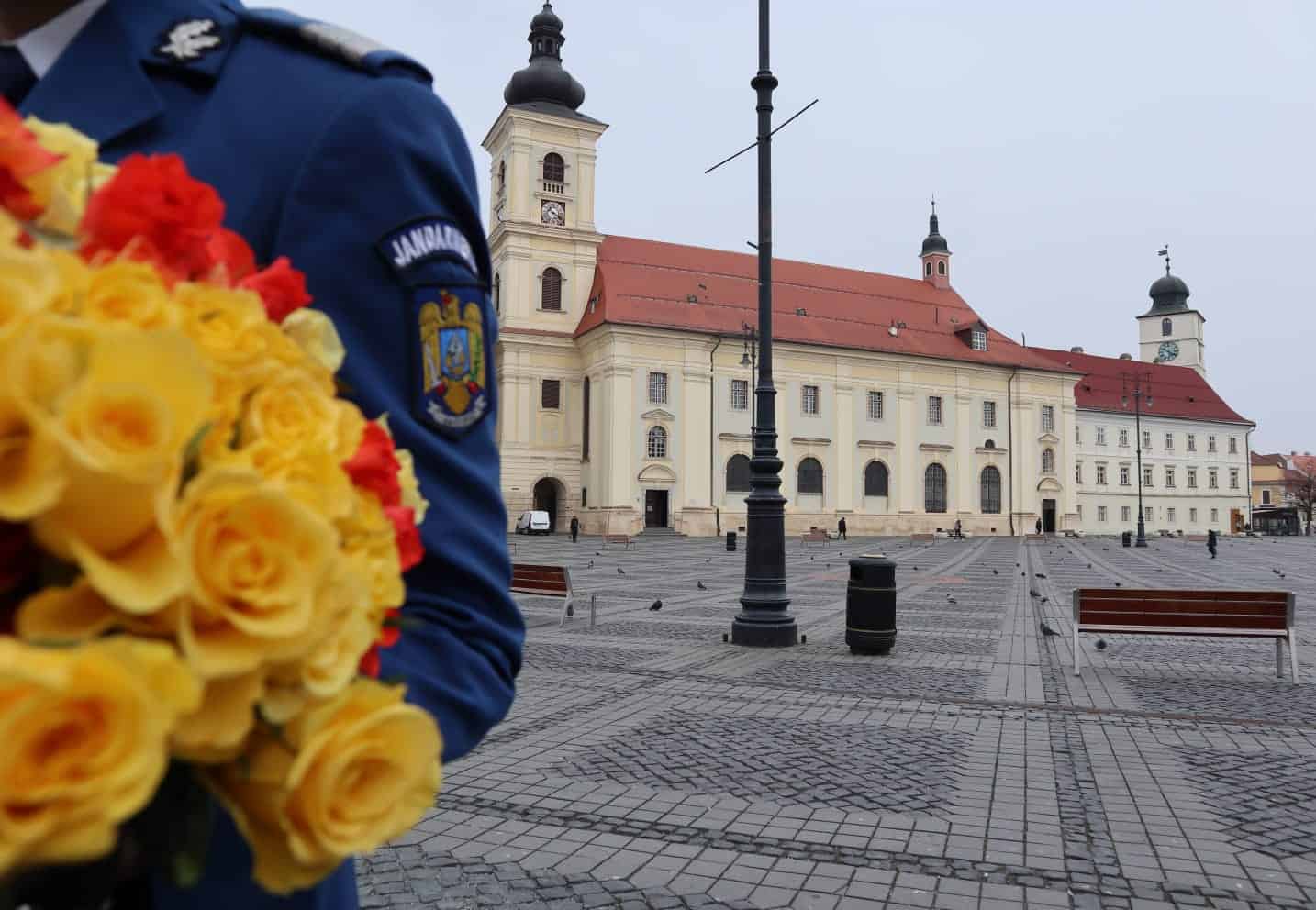 Flori de la jandarmi pentru doamnele și domnișoarele care au avut drum prin centrul Sibiului. Am arătat respectul față de femei ” (foto)