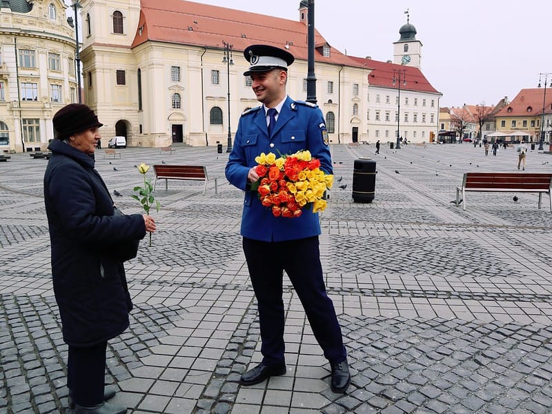 flori de la jandarmi pentru doamnele și domnișoarele care au avut drum prin centrul sibiului. am arătat respectul față de femei ” (foto)