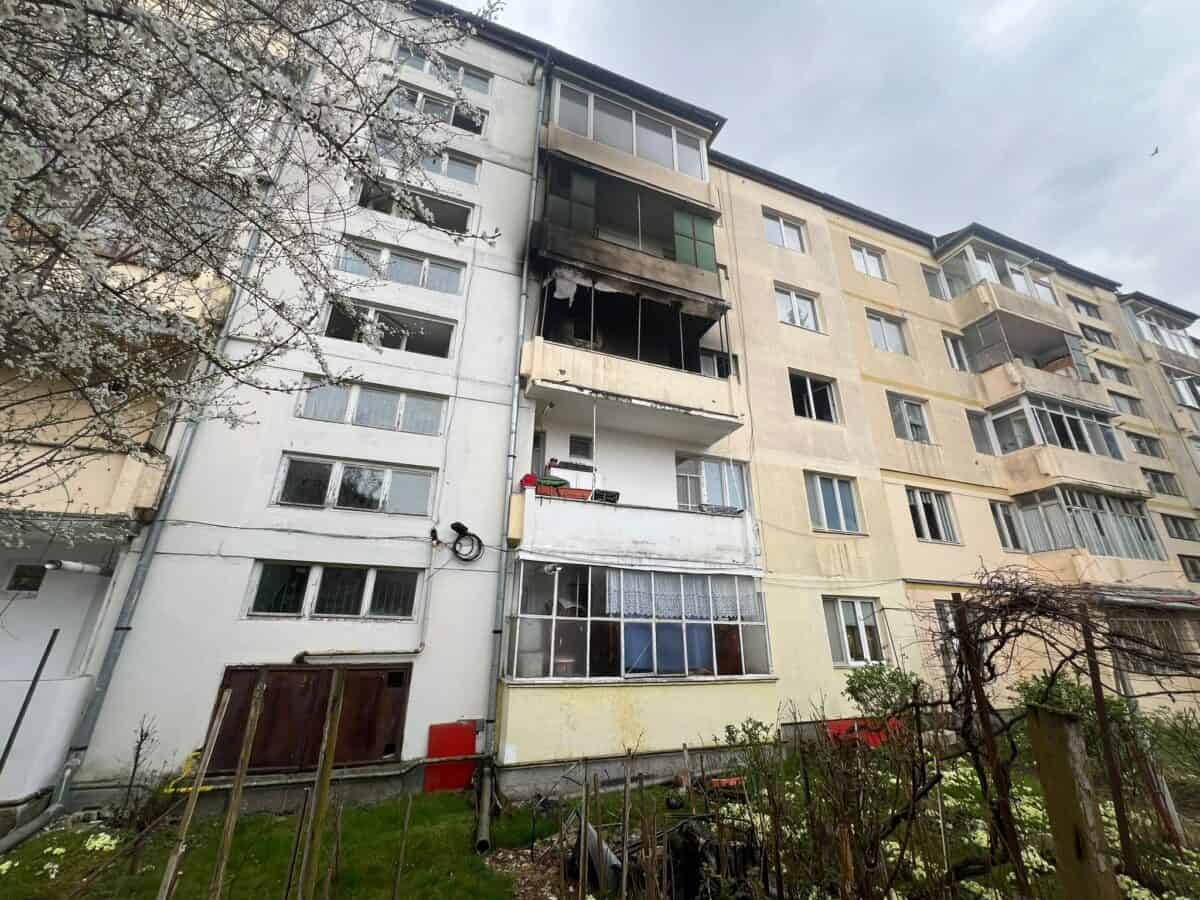 Incendiu într-un bloc de pe strada Mirăslău. Locatarii s-au autoevacuat (foto)