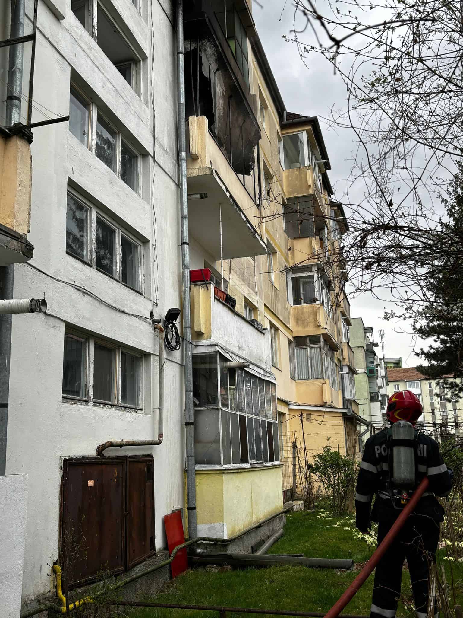 Incendiu într-un bloc de pe strada Mirăslău. Locatarii s-au autoevacuat (foto)