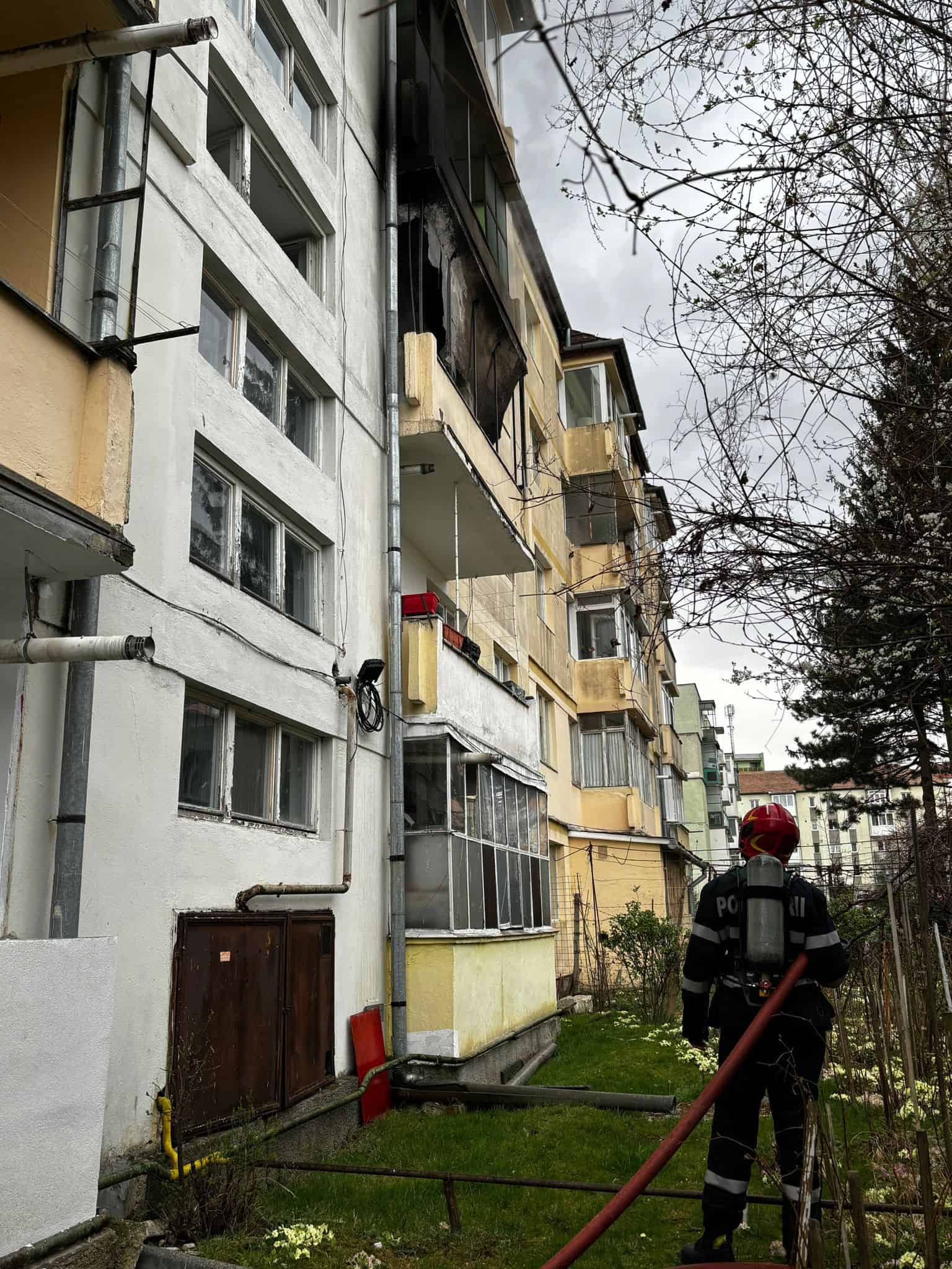 Incendiu într-un bloc de pe strada Mirăslău. Locatarii s-au autoevacuat (foto)