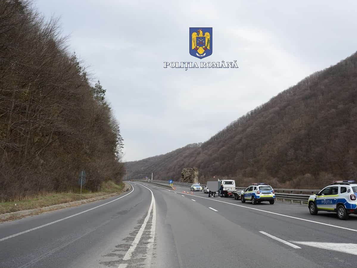 Șofer bulgar prins cu țigări de contrabandă pe Valea Oltului. Politiștii au găsit aproape 50.000 de țigarete (foto)