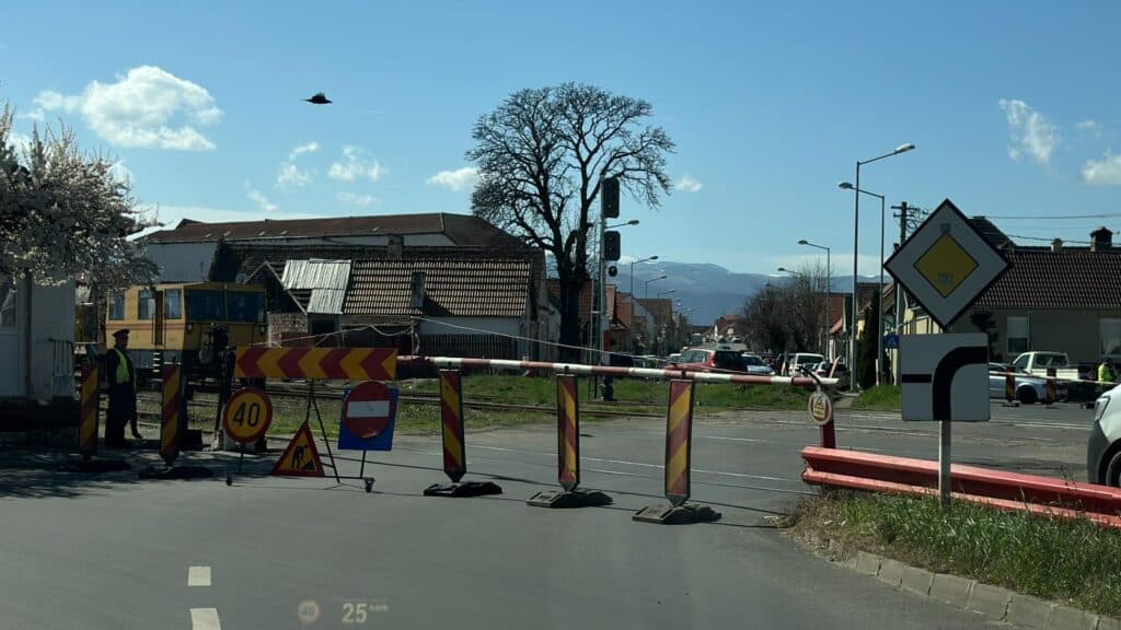 S-a închis trecerea la calea ferată de pe Calea Turnișorului. Șoferii pot folosi două rute ocolitoare (foto,video)