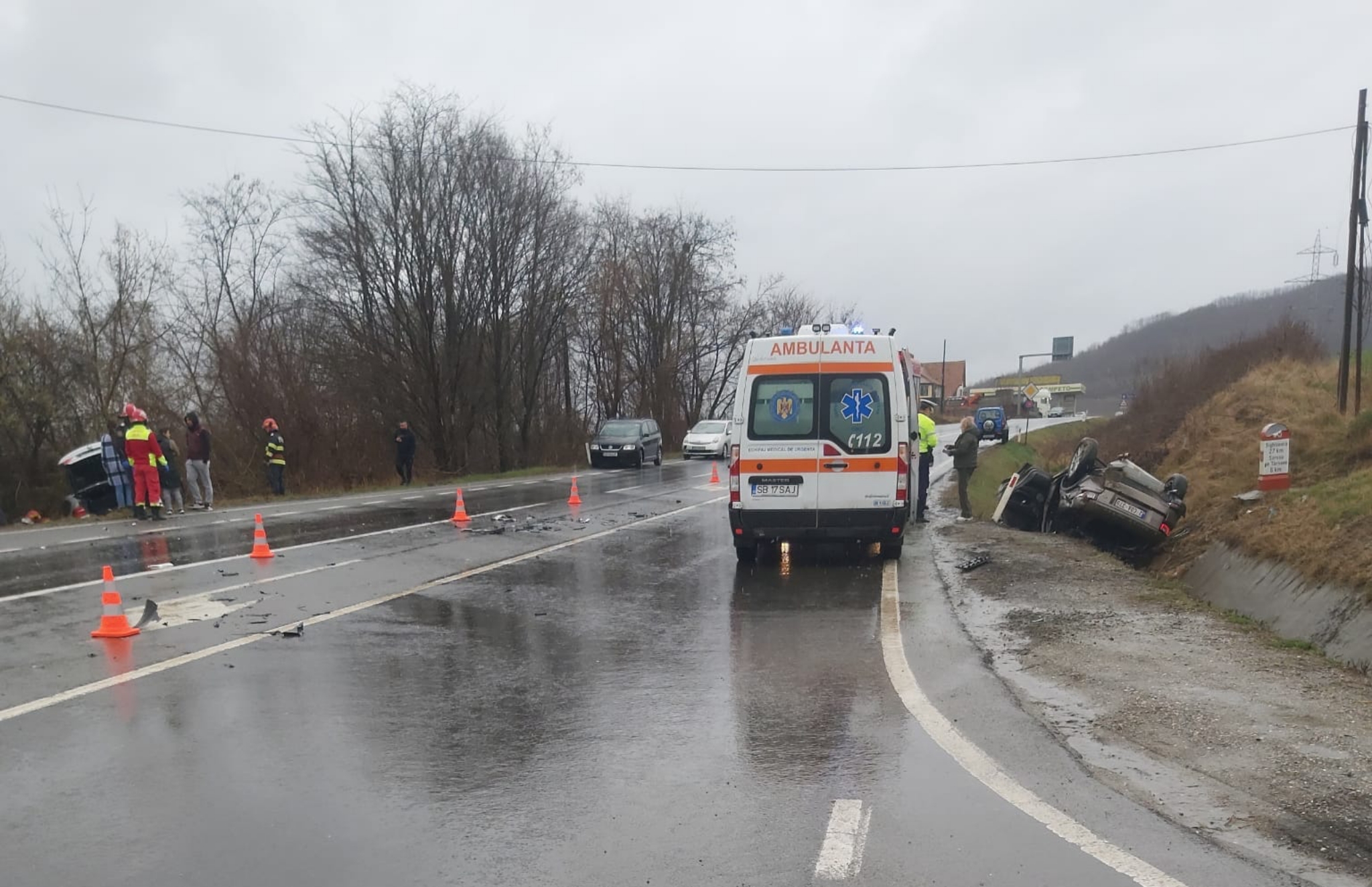 accident pe dn14 la intersecția cu drumul spre alma. o mașină s-a răsturnat în șanț