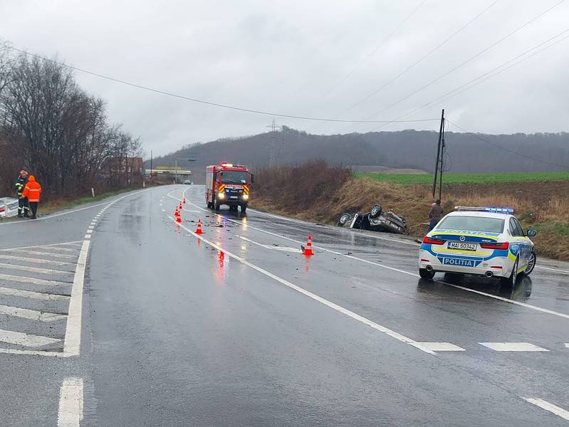 accident pe dn14 la intersecția cu drumul spre alma. o mașină s-a răsturnat în șanț