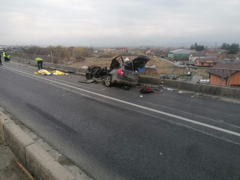 trei oameni morți în accidentul de la avrig. roata unui camion a explodat și a lovit o mașină (video)