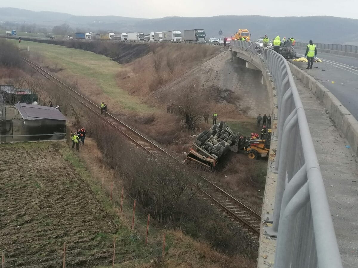 Accidentul cu 3 morți de la Avrig. Drumarii spun că pasajul îndeplinește condițiile de siguranță: „Parapetul funcționează doar la unghiuri tangențiale”